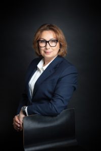 Sesja biznesowa , wizerunkowa , korporacyjna na ciemnym tle